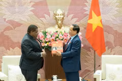 越南国会副主席陈光方向各国议会联盟秘书长马丁˙纯贡赠送纪念品。图自越通社