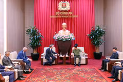 越共中央政治局委员、公安部长梁三光大将在河内会见来访的意大利莱奥纳多集团高级副总裁丹尼埃莱·塔瓦尔诺。图自越通社