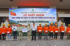 奠边省与奠边省六号贸易与建设总公司领导向即将出征参与支援那布九年一贯制寄宿学校建设的工程师和工人赠送慰问品。图自越通社