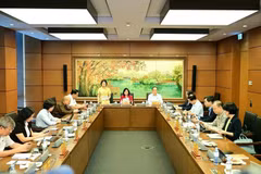河内市国会代表就各法案进行分组讨论。图自越通社