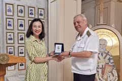 越南驻保加利亚大使阮氏明月与瓦普察洛夫海军学院院长卡林·卡利诺夫海军上将合影。图自越通社