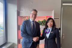 越南外交部副部长黎氏秋姮与爱沙尼亚外交部国务秘书马丁·罗杰高度。图自互联网
