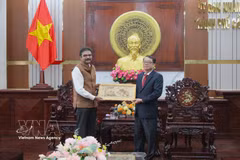 印度驻胡志明市总领事维普拉·潘迪向芹苴市领导赠送纪念品。图自越通社