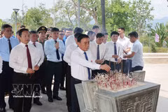 越共中央政治局委员、中央书记处常务书记陈锦秀和代表们在奠边省奠边府战场烈士祠上香缅怀英勇战斗，壮烈牺牲的英雄烈士。图自越通社