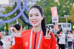 对于黎青翠而言，这是她连续第二次在一项大型体育赛事上担任旗手。越南排球协会供图