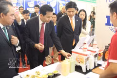 代表们参观越南企业的展位。图自越通社