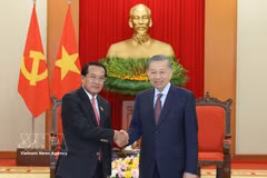 越共中央总书记、国家主席苏林与老挝人革党中央政治局委员、中央书记处书记、中央纪委书记、国家监察总署署长、中央反腐败委员会主任万赛。图自越通社