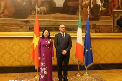 越南国家副主席武氏映春与意大利众议院议长洛伦佐·丰塔纳。图自越通社