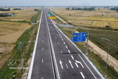 得乐克省东部南北高速公路建设项目全线建成并投入使用。图自越通社