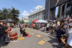 数百人在法国首都巴黎巴士底广场举行游行，呼吁为橙剂/二恶英受害者和受十氯酮农药污染受害者伸张正义并提供赔偿。图自越通社