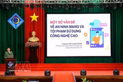 芹苴市公安局内部政治安全处向芹苴市大学生提供关于网络安全知识。图自越通社