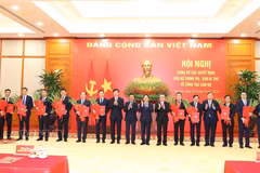越共中央政治局委员、中央书记处常务书记陈锦秀和领导们向新任干部表示祝贺。图自越通社