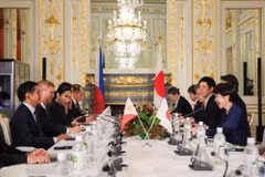 日本首相高市早苗与菲律宾总统费迪南德·罗慕尔德兹·马科斯举行会谈。日本外务省供图
