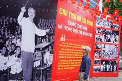 首都市民参观关于胡志明主席的图片展。图自越通社