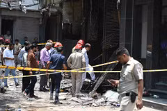2026年6月3日，印度首都新德里发生酒店火灾事故，执法人员正在现场展开调查。图自新华社/越通社
