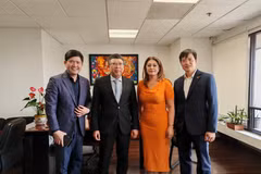 越南驻墨西哥大使阮文海与墨西哥—越南友谊友好小组新任主席安娜·卡琳娜·罗霍·皮门特尔和代表们合影。图自越通社