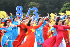 每当三月来临，从城市到乡村，从机关单位到学校的越南女性都身着色彩缤纷、款式各异的奥黛。图自越通社