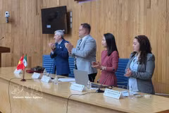 越南驻墨西哥商务处处长阮氏庄（右一）和墨西哥代表。图自越通社