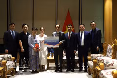 越南外交部长黎怀忠与仰光外国语大学代表合影。图自越通社