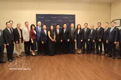 越南政府副总理阮文胜与美国多位教授合影。图自越通社