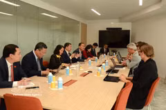 越南国会文化与社会委员会代表团与法国视听与数字通信监管局举行工作会谈。图自越通社
