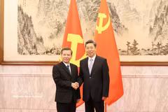越共中央政治局委员、中央书记处书记、中央内政部部长、中央反腐败反浪费反消极指导委员会常务副主任黎明智与中共中央政治局委员、中央书记处书记，中央政法委书记陈文清。图自越通社