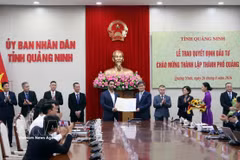 2026年8月26日，广宁省人民委员会向16个项目颁发投资决定，投资总额约为16.075万亿越盾。图自越通社 