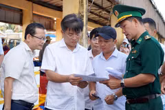 广义省人民委员会副主席杜心检查茶沟坊打击IUU工作情况。图自越通社