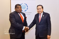 越南国会主席陈青敏会见各国议会联盟秘书长马丁·纯贡。图自越通社