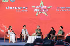 越南歌手阮缘琼介绍音乐短片《誓言守护人民安宁》。图自越通社