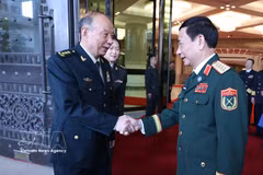 越共中央政治局委员、政府副总理、国防部长潘文江大将会见中共中央军事委员会副主席张升民上将。图自越通社