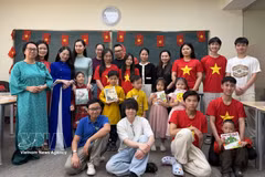 加拿大—越南文化与教育委员会和越南青年小组代表在由加拿大—越南文化与教育委员会举行的越南语教学活动上合影。图自越通社