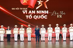 范明政向在工作中取得优异成绩的集体和个人授予人民武装力量英雄称号和一等军功勋章。图自越通社