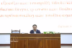 老挝人民革命党中央委员会候补委员、老挝国家政治行政学院党委副书记兼副院长道沙万（Daosavan Kheuamixay）副教授在会上介绍《胡志明全集》一书内容。图自越通社