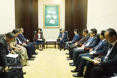 老挝副总理兼外交部长通沙万·丰威汉会见越南外交部副部长阮氏黄云。图自越通社