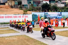 百辆摩托车翻越马皮凉岭 宣传安全旅游理念。图自越通社