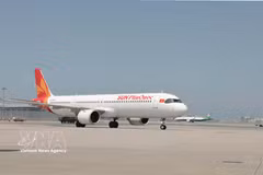 太阳富国航空从河内飞往中国香港的首个航班抵达香港国际机场。图自越通社
