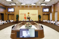 资料图：国会常务委员会第六次会议一场讨论会现场。图自越通社