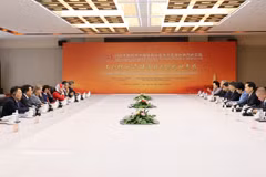 由中共中央委员、陕西省委书记赵一德同志和中共中央对外联络部部长刘海星共同主持的会见现场。图自越通社