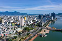 今年第一季度，岘港在吸引投资方面取得了重大突破，国内投资总额约达58.5万亿越盾，同比增长近4倍。图自越通社