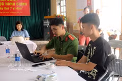 宁平省李常杰坊公安干部指导居民在智能手机上使用VNeID应用程序。图自越通社