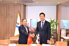 河内市人民委员会主席武大胜与首尔市市长吴世勋。图自越通社