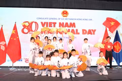 “Ruby’s Dance Crew”社区舞蹈团在中国香港举行的越南国庆纪念活动上的表演节目。图自越通社