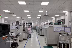 岘港高科技园区EMS中南工厂利用SMT技术的电子设备生产线。图自越通社