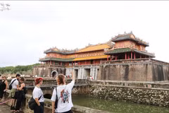 游客们参观顺化大内午门。图自越通社