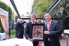 越南驻捷克大使杨怀南向捷克总理安德烈·巴比什赠送纪念品。图自越通社