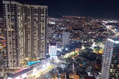 商业住宅和旅游项目点亮芽庄夜间城市景观。图自越通社