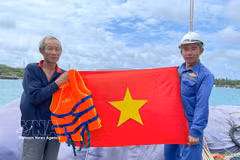 海军力量向渔民赠送国旗。图自越通社