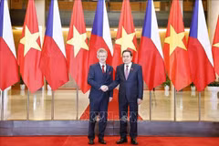 越南国会主席陈青敏与捷克参议院议长米洛什·维斯特奇尔。图自越通社