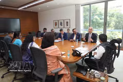 越南驻印度大使郑明孟会见了印度古吉拉特邦领导。图自越通社